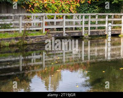 Warnborough Mill Ford, River Whitewater, North Warnborough, Hampshire, Angleterre, ROYAUME-UNI, GB. Banque D'Images