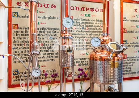 Micro distillerie fabriquant du gin contre un décalogue montrant les dix commandements à Dunster Distillery dans une ancienne chapelle dans la ville Exmoor de Dunster Banque D'Images