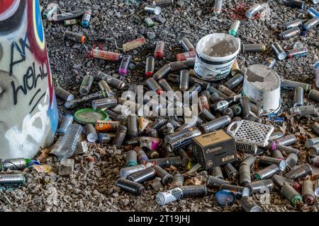 Leere Farbspraydosen, an einer Bahnstrecke unterhalb einer Straßenbrücke, weggeworfen, entsorgt von der Sprayern, Graffiti, Müllhaufen, Essen, NRW, Deutschland, Graffiti *** bombes de peinture en aérosol vides, sur une voie ferrée sous un pont routier, jetées, jetées par le pulvérisateur, graffiti, tas d'ordures, Essen, NRW, Allemagne, graffiti Banque D'Images