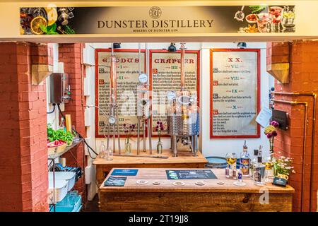 Micro distillerie fabriquant du gin contre un décalogue montrant les dix commandements à Dunster Distillery dans une ancienne chapelle dans la ville Exmoor de Dunster Banque D'Images