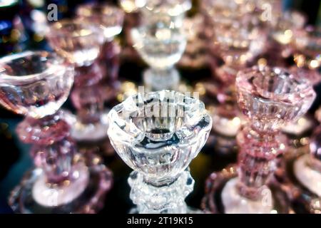 un ensemble de bouteilles en verre transparentes et brillantes, image rapprochée du haut Banque D'Images