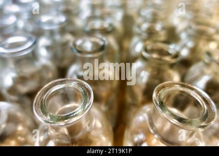 un ensemble de bouteilles en verre transparentes et brillantes, image rapprochée du haut Banque D'Images