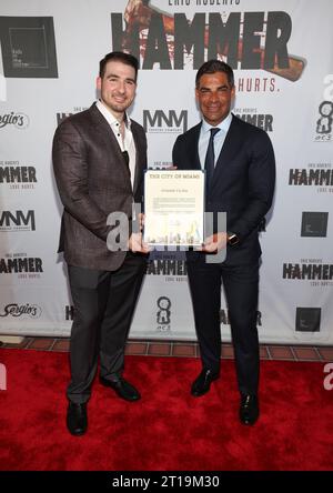 Miami (États-Unis d ' Amérique). 11 octobre 2023. MIAMI, FL-OCT 11 : le producteur, réalisateur Orlando Cicilia III et le maire de la ville de Miami Francis Suarez sont vus lors du visionnement privé de “HAMMER” au Koubek Center à Miami, Floride, le 11 octobre 2023. (Photo Alberto E. Tamargo/Sipa USA) crédit : SIPA USA/Alamy Live News Banque D'Images