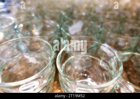 un ensemble de bouteilles en verre transparentes et brillantes, image rapprochée du haut Banque D'Images