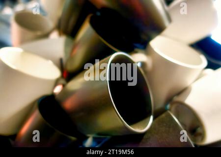 ensemble de tasses de différentes couleurs, image rapprochée, pour le café ou le thé Banque D'Images