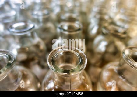 un ensemble de bouteilles en verre transparentes et brillantes, image rapprochée du haut Banque D'Images