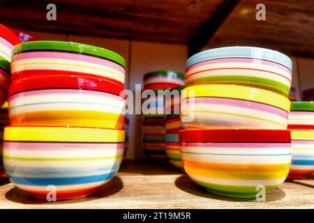 ensemble de tasses de différentes couleurs, image rapprochée, pour le café ou le thé Banque D'Images