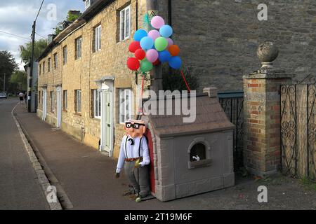 Carl Fredricksen et a creusé des personnages de la scène de maison volante dans le film Disney Up au festival d'épouvantail du village à Sharnbrook, Bedfordshire, Angleterre, Royaume-Uni Banque D'Images