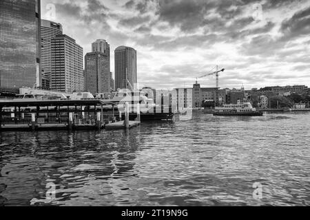 Photo en noir et blanc du Circular Quay Ferry Wharf à Dawn. Le ferry MV ALEXANDER en cours. Sydney, Nouvelle-Galles du Sud, Australie. Banque D'Images