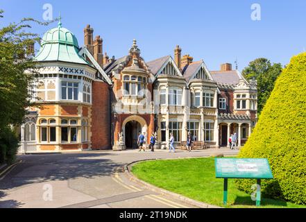 Bletchley Park House avec le groupe entrant dans le Bletchley Park Mansion Bletchley Park Milton Keynes Buckinghamshire Angleterre GB Europe Banque D'Images