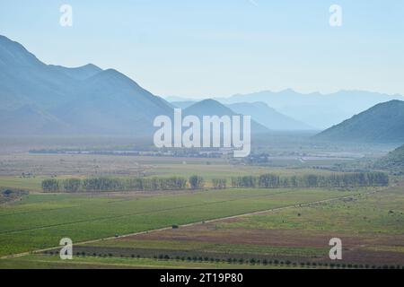 Grand paysage avec champs et chaîne de montagnes en Bosnie-Herzégovine Banque D'Images