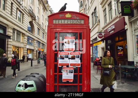 Londres, Angleterre, Royaume-Uni. 12 octobre 2023. Des affiches d'Israéliens prétendument enlevés par le Hamas apparaissent dans le West End de Londres, alors que la guerre fait rage entre Israël et le Hamas. (Image de crédit : © Vuk Valcic/ZUMA Press Wire) USAGE ÉDITORIAL SEULEMENT! Non destiné à UN USAGE commercial ! Banque D'Images