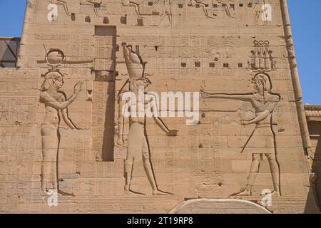 Hathor, Horus, Isis (von Links), Ester Pylon, Isis-Tempel, Tempelanlage Philae, Assuan, Ägitten Banque D'Images