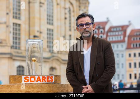 GOLDENE SPHÄRE Der international bekannte und 2023 mit dem europäischen Kunstpreis geehrte Künstler Niclas Castello präsentiert in Dresden auf dem Neumarkt an der Frauenkirche sein neustes Werk. Dabei handelt es sich eine spektakuläre Goldene Sphäre, die optisch und inhaltlich für große Aufmerksamkeit sorgen wird. Dresde Sachsen Deutschland *** SPHÈRE D'OR l'artiste de renommée internationale Niclas Castello, qui sera honoré avec le Prix d'art européen en 2023, présentera son dernier travail à Dresde sur le Neumarkt à côté de la Frauenkirche c'est une sphère d'or spectaculaire, qui sera Banque D'Images