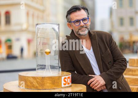 GOLDENE SPHÄRE Der international bekannte und 2023 mit dem europäischen Kunstpreis geehrte Künstler Niclas Castello präsentiert in Dresden auf dem Neumarkt an der Frauenkirche sein neustes Werk. Dabei handelt es sich eine spektakuläre Goldene Sphäre, die optisch und inhaltlich für große Aufmerksamkeit sorgen wird. Dresde Sachsen Deutschland *** SPHÈRE D'OR l'artiste de renommée internationale Niclas Castello, qui sera honoré avec le Prix d'art européen en 2023, présentera son dernier travail à Dresde sur le Neumarkt à côté de la Frauenkirche c'est une sphère d'or spectaculaire, qui sera Banque D'Images