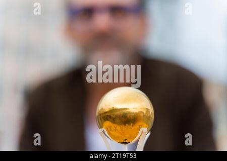 GOLDENE SPHÄRE Der international bekannte und 2023 mit dem europäischen Kunstpreis geehrte Künstler Niclas Castello präsentiert in Dresden auf dem Neumarkt an der Frauenkirche sein neustes Werk. Dabei handelt es sich eine spektakuläre Goldene Sphäre, die optisch und inhaltlich für große Aufmerksamkeit sorgen wird. Dresde Sachsen Deutschland *** SPHÈRE D'OR l'artiste de renommée internationale Niclas Castello, qui sera honoré avec le Prix d'art européen en 2023, présentera son dernier travail à Dresde sur le Neumarkt à côté de la Frauenkirche c'est une sphère d'or spectaculaire, qui sera Banque D'Images