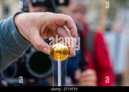 GOLDENE SPHÄRE Der international bekannte und 2023 mit dem europäischen Kunstpreis geehrte Künstler Niclas Castello präsentiert in Dresden auf dem Neumarkt an der Frauenkirche sein neustes Werk. Dabei handelt es sich eine spektakuläre Goldene Sphäre, die optisch und inhaltlich für große Aufmerksamkeit sorgen wird. Dresde Sachsen Deutschland *** SPHÈRE D'OR l'artiste de renommée internationale Niclas Castello, qui sera honoré avec le Prix d'art européen en 2023, présentera son dernier travail à Dresde sur le Neumarkt à côté de la Frauenkirche c'est une sphère d'or spectaculaire, qui sera Banque D'Images