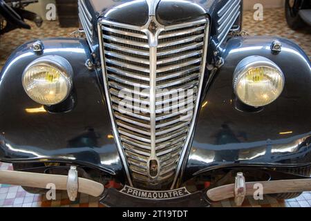 Talmont , France - 10 09 2023 : renault primaqutre Classic français oldtimer logo et signe textuel Banque D'Images