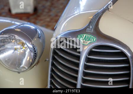 Talmont , France - 10 09 2023 : Delahaye logo marque et signe de texte grille de radiateur de voiture automobile française de vieux véhicule ancien Banque D'Images