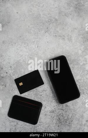 Téléphone portable à écran blanc et carte de crédit isolés sur fond gris, concept bancaire Premium. Présentation de conception de logo. maquette de bannière, modèle Banque D'Images