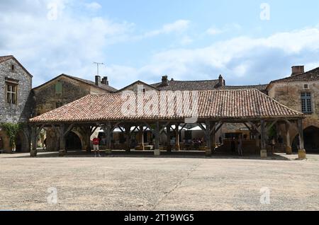 La place du marché du village bastide de Monpazier dans la région Dordogne en France. La bastide a été fondée en 1284 par Edward1 d'Angleterre. Banque D'Images