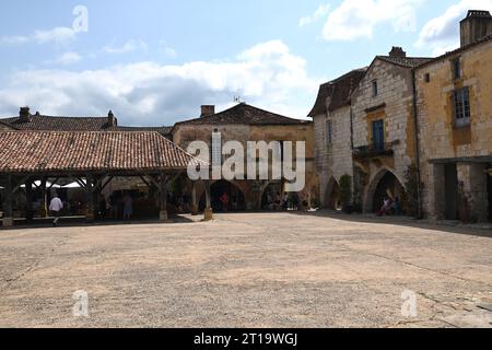 La place du marché du village bastide de Monpazier dans la région Dordogne en France. La bastide a été fondée en 1284 par Edward1 d'Angleterre. Banque D'Images