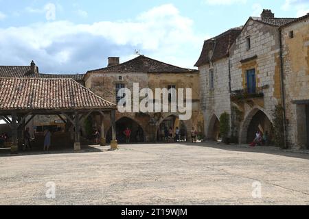 La place du marché du village bastide de Monpazier dans la région Dordogne en France. La bastide a été fondée en 1284 par Edward1 d'Angleterre. Banque D'Images