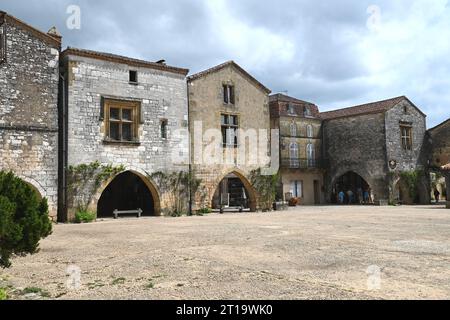 La place du marché du village bastide de Monpazier dans la région Dordogne en France. La bastide a été fondée en 1284 par Edward1 d'Angleterre. Banque D'Images