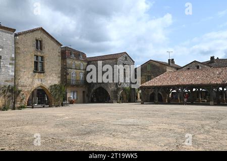 La place du marché du village bastide de Monpazier dans la région Dordogne en France. La bastide a été fondée en 1284 par Edward1 d'Angleterre. Banque D'Images