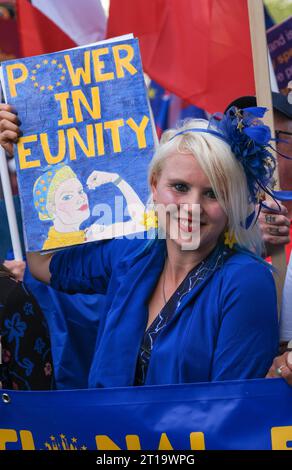 Londres, Royaume-Uni. 23 septembre 2023. Madeleina Kay, sympathisante et artiste pro-UE, lors du rassemblement anti-Brexit National Rejoin March à Londres, appelant le Royaume-Uni à rejoindre l’Union européenne. Banque D'Images