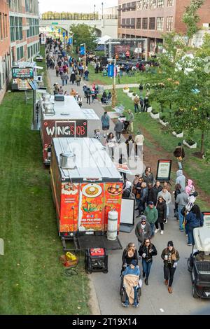 Detroit, Michigan - des milliers de personnes ont assisté au Detroit Harvest Fest & Food Truck Rally. Parrainé par le Detroit Riverfront Conservancy, l'événement de deux jours Banque D'Images