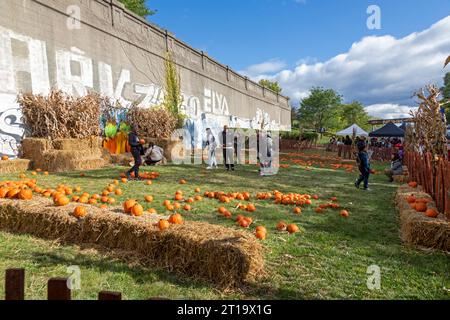 Detroit, Michigan - des milliers de personnes ont assisté au Detroit Harvest Fest & Food Truck Rally. Parrainé par le Detroit Riverfront Conservancy, l'événement de deux jours Banque D'Images