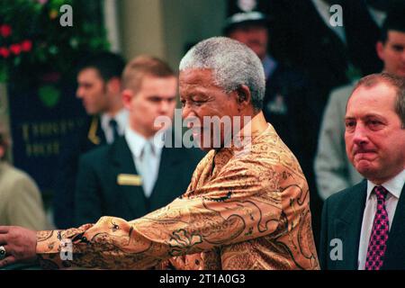 NELSON MANDELA, RÉUNION DU CONSEIL EUROPÉEN, CARDIFF, 1998 : le président sud-africain Nelson Mandela se rend à la réunion du Conseil européen à Cardiff, pays de Galles, Royaume-Uni, les 16 juin 1998. Sur cette photo, Nelson Mandela est accompagné du secrétaire d'État gallois Ron Davies du Parti travailliste. Photo : Rob Watkins Banque D'Images