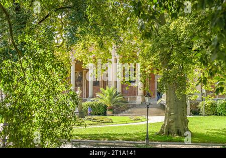 Kurpark, Bäume, Säulengang, Trinkhalle, Baden-Baden, Bade-Wurtemberg, Allemagne Banque D'Images