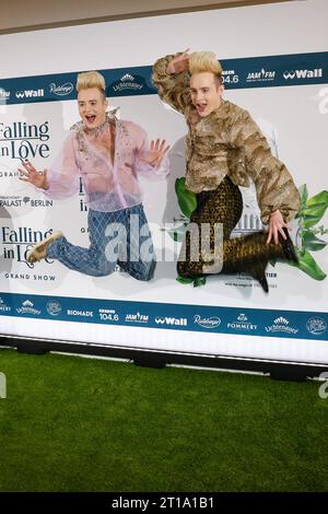 Jedward Zwillinge : John Grimes und Edward Grimes BEI TOMBER AMOUREUX Grand Show Weltpremiere im Friedrichstadt-Palast Berlin. *** Jedward jumeaux John Grimes et Edward Grimes à FALLING IN LOVE Grand Show première mondiale au Friedrichstadt Palast Berlin Credit : Imago/Alamy Live News Banque D'Images