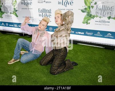 Jedward Zwillinge : John Grimes und Edward Grimes BEI TOMBER AMOUREUX Grand Show Weltpremiere im Friedrichstadt-Palast Berlin. *** Jedward jumeaux John Grimes et Edward Grimes à FALLING IN LOVE Grand Show première mondiale au Friedrichstadt Palast Berlin Credit : Imago/Alamy Live News Banque D'Images