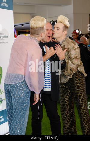 Jean Paul Gaultier mit den Jedward Zwillinge : John Grimes und Edward Grimes BEI TOMBER AMOUREUX Grand Show Weltpremiere im Friedrichstadt-Palast Berlin. *** Jean Paul Gaultier avec les jumeaux Jedward John Grimes et Edward Grimes à FALLING IN LOVE Grand Show première mondiale au Friedrichstadt Palast Berlin Credit : Imago/Alamy Live News Banque D'Images