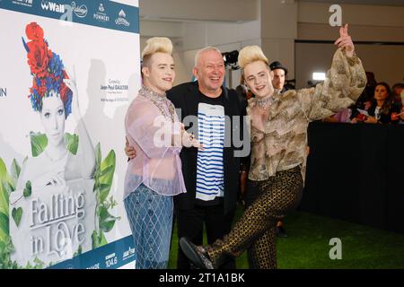 Jean Paul Gaultier mit den Jedward Zwillinge : John Grimes und Edward Grimes BEI TOMBER AMOUREUX Grand Show Weltpremiere im Friedrichstadt-Palast Berlin. *** Jean Paul Gaultier avec les jumeaux Jedward John Grimes et Edward Grimes à FALLING IN LOVE Grand Show première mondiale au Friedrichstadt Palast Berlin Credit : Imago/Alamy Live News Banque D'Images