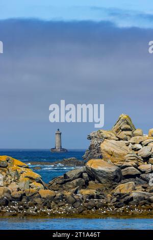 Côte avec Phare du four près d'Argenton en Bretagne, France Banque D'Images