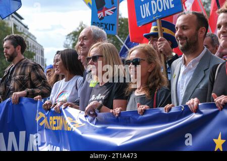 Londres, Royaume-Uni. 23 septembre 2023. Des partisans et des politiciens pro-européens brandissent la bannière principale lors du rassemblement anti-Brexit National Rejoin March à Londres, appelant le Royaume-Uni à rejoindre l’Union européenne. Banque D'Images