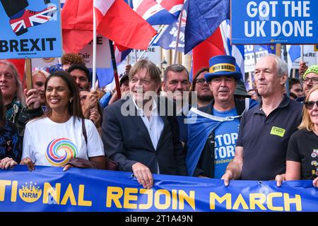 Londres, Royaume-Uni. 23 septembre 2023. Des partisans et des politiciens pro-européens brandissent la bannière principale lors du rassemblement anti-Brexit National Rejoin March à Londres, appelant le Royaume-Uni à rejoindre l’Union européenne. Banque D'Images