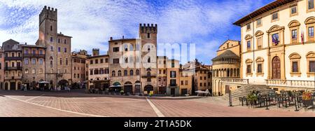 Voyage en Italie et lieux pittoresques. Arezzo - Belle ville médiévale en Toscane . Vue panoramique de la ville principale scquare - Piazza grande Banque D'Images