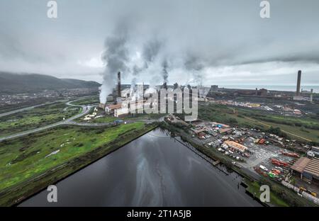 Editorial Port Talbot, Royaume-Uni - 12 octobre 2023 : vue par drone de l'aciérie de Tata à Port Talbot en plein débit, pays de Galles du Sud Royaume-Uni Banque D'Images