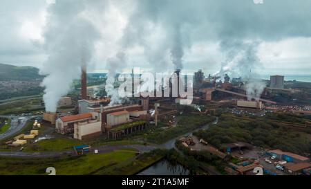 Editorial Port Talbot, Royaume-Uni - 12 octobre 2023 : vue par drone de l'aciérie de Tata à Port Talbot en plein débit, pays de Galles du Sud Royaume-Uni Banque D'Images