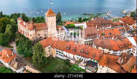 Suisse. Charmante ville médiévale Murten (Morat) dans le lac pittoresque. vue aérienne du drone. Villes suisses idylliques. canton Fribourg Banque D'Images