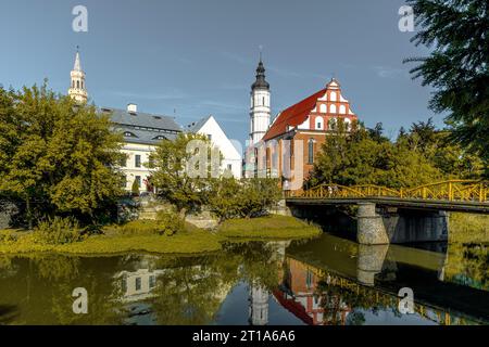 Ponts et barrages sur la rivière Odra à Opole, Pologne. Banque D'Images