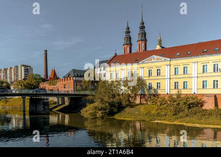 Ponts et barrages sur la rivière Odra à Opole, Pologne. Banque D'Images
