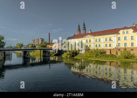 Ponts et barrages sur la rivière Odra à Opole, Pologne. Banque D'Images