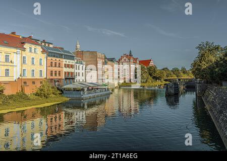 Ponts et barrages sur la rivière Odra à Opole, Pologne. Banque D'Images