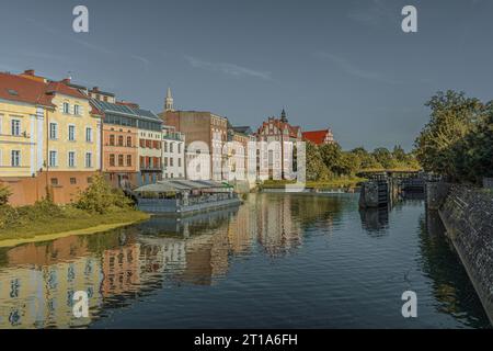 Ponts et barrages sur la rivière Odra à Opole, Pologne. Banque D'Images